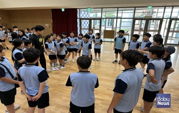 사제동행 캠프에 참여한 교사와 학생들이 활동에 참여하고 있다. ⓒ국립청소년바이오생명센터