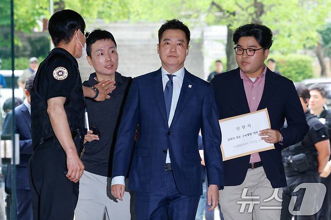 김세의 가로세로연구소(가세연) 대표가 26일 오전 서울 서초구 중앙지방법원에서 성폭력범죄의 처벌 등에 관한 특례법 위반(카메라 등 이용 촬영·반포 등) 및 명예훼손 등 혐의와 관련, 구속 전 피의자 심문(영장실질심사)에 출석하고 있다. ⓒ 뉴스1 안은나 기자