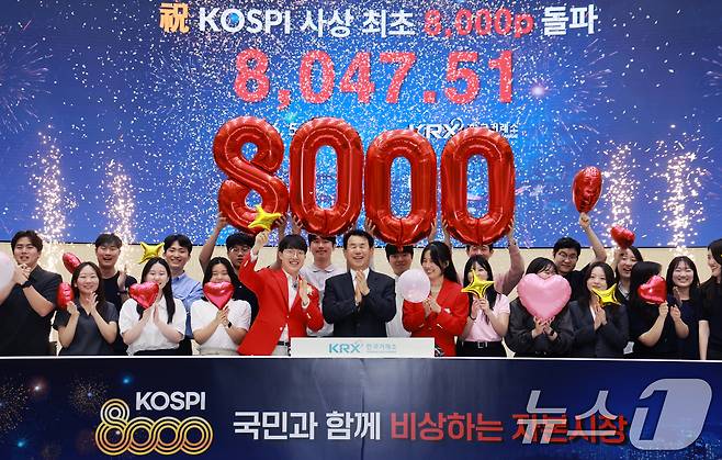 코스피 지수가 종가 기준 8000포인트를 넘긴 26일 서울 여의도 한국거래소 홍보관에서 정은보 한국거래소 이사장과 관계자들이 코스피 8000 돌파를 축하하는 세리머니를 하고 있다. 2026.5.26 ⓒ 뉴스1 이호윤 기자