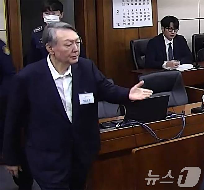 윤석열 전 대통령이 지난 1월 16일 오후 서울 서초구 중앙지방법원에서 체포 방해와 국무위원 심의권 침해 등 혐의 1심 선고 공판에 출석하고 있다. (중앙지법 제공. 재판매 및 DB 금지) 2026.1.16 ⓒ 뉴스1