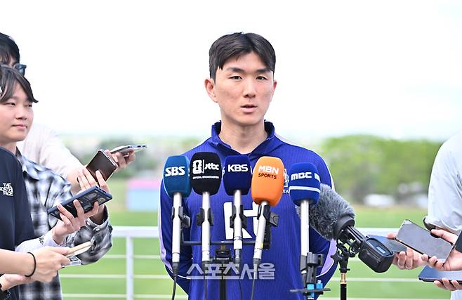 축구국가대표팀의 황인범이 26일(한국시간) 미국 유타주 헤리먼에 있는 미국 메이저리그사커(MLS) 레알 솔트레이크 훈련장인 자이언스 뱅크 트레이닝 센터에서 시행된 대표팀 훈련에 앞서 취재진과 만나 인터뷰하고 있다. 사진 | 헤리먼(미 유타주)=박진업 기자 upandup@sportsseoul.com