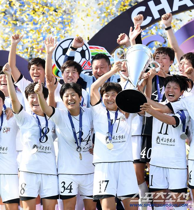 23일 수원종합운동장에서 열린 2025-2026시즌 아시아축구연맹(AFC) 여자 챔피언스리그(AWCL) 평양 내고향여자축구단과 도쿄 베르디 벨레자의 결승전. 우승을 차지한 내고향여자축구단 선수단이 기뻐하고 있다. 수원=박재만 기자 pjm@sportschosun.com/2026.05.23/