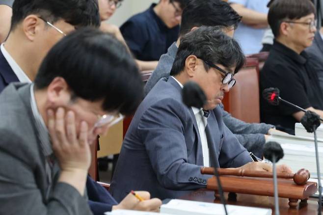 권순원 최저임금위원장이 26일 정부세종청사 최저임금위원회에서 열린 2차 전원회의를 주재하고 있다. 연합뉴스