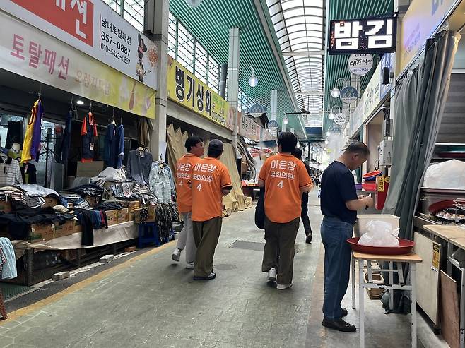 26일 이은창 개혁신당 공주부여청양 국회의원 후보 선거운동원들이 골목을 돌아다니며 시민과 만나고 있다. 우수아 기자