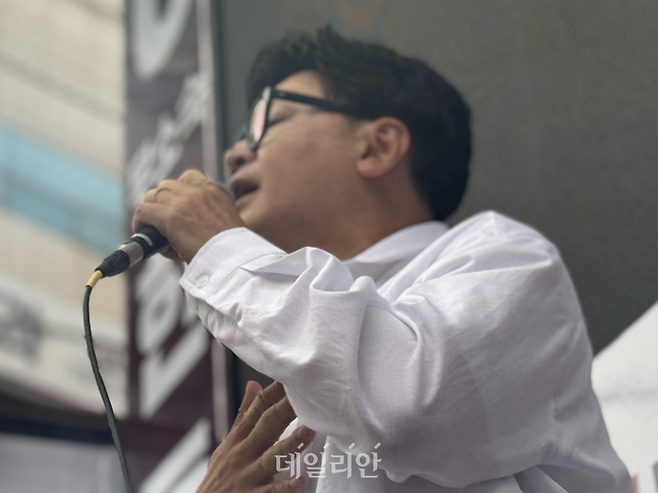 부산 북갑 국회의원 보궐선거에 출마한 한동훈 무소속 후보가 26일 부산 북구 구남역 인근에서 진행된 집중유세에서 연설을 하고 있다. ⓒ데일리안 오수진 기자
