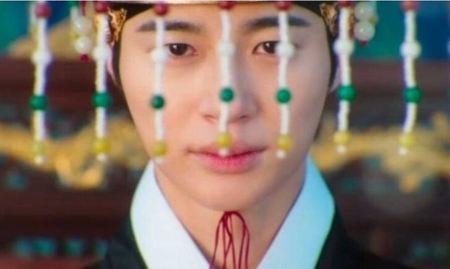 드라마 ‘21세기 대군부인’에서 이안대군(변우석)이 구류면류관을 쓴 모습. 이안대군은 즉위식 장면에서 자주국의 황제가 쓰는 십이면류관 대신 제후국에서 사용하는 구류면류관을 쓰고 신하들은 황제에게 외치는 ‘만세’ 대신 제후국이 쓰는 ‘천세’를 외쳤다. 온라인 커뮤니티 갈무리