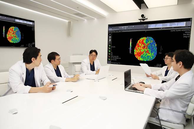 서울 구로구 고려대 구로병원 회의실에서 노해원(왼쪽부터)·조현준 신경외과 교수, 윤원기 뇌혈관센터장, 김치경·이건주 신경과 교수가 뇌혈관센터 협진 회의를 열고 뇌경색 의심 환자의 치료 방법을 논의하고 있다. 고려대 구로병원 제공