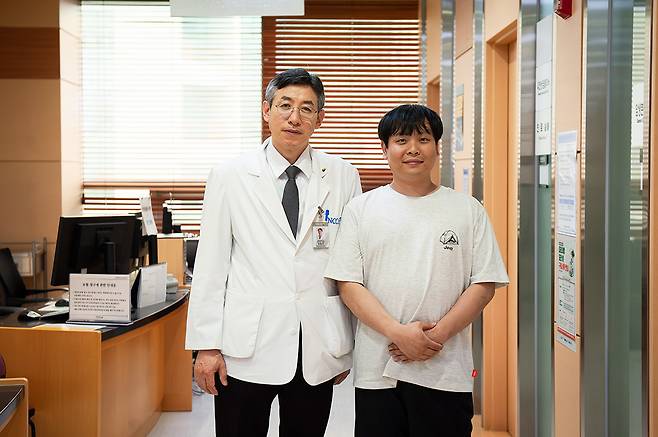 골육종을 극복한 권용후(29·부산시)씨(오른쪽)와 국립암센터 정형외과 강현귀 교수./사진=국립암센터