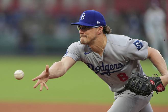 <yonhap photo-1305=""> Los Angeles Dodgers first baseman Kike Hernandez tosses the ball to the pitcher at first to get the out on Kansas City Royals' Jac Caglianone during the fourth inning of a baseball game Sunday, June 29, 2025, in Kansas City, Mo. (AP Photo/Charlie Riedel)/2025-06-30 07:02:18/ <저작권자 ⓒ 1980~2025 ㈜연합뉴스. 무단 전재 재배포 금지, AI 학습 및 활용 금지></yonhap>