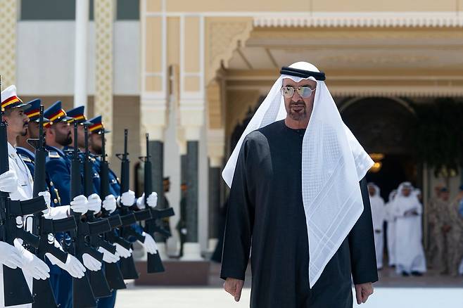 모하메드 빈 자이드 알 나흐얀 아랍에미리트(UAE) 대통령이 지난 7일(현지시간) UAE 아부다비에서 압델 파타 엘시시 이집트 대통령 환영식에 참석했다. EPA=연합뉴스