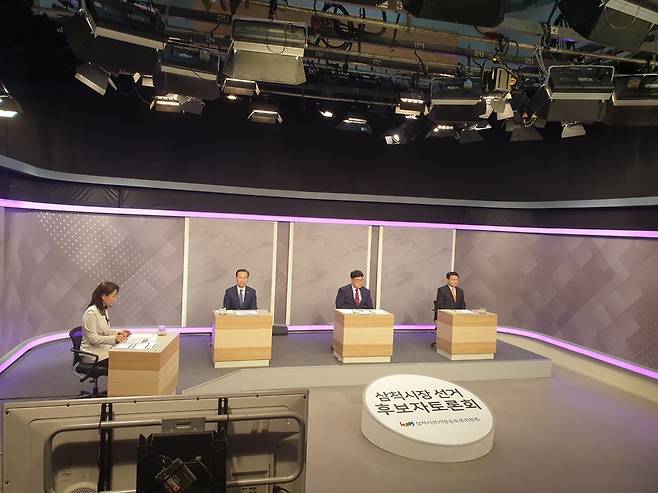 ▲ 6·3 지방선거 삼척시장 후보자 법정 방송토론회가 26일 KBS강릉 스튜디오에서 더불어민주당 이정훈, 국민의힘 박상수, 개혁신당 김형우 후보가 참석한 가운데 열렸다.
