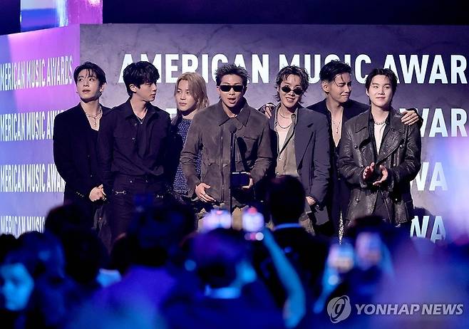 ▲ BTS, ‘아메리칸 뮤직 어워즈’서 통산 두 번째 대상격 ‘올해의 아티스트’ 수상