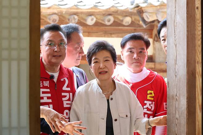박근혜 전 대통령이 25일 어머니인 고 육영수 여사의 충북 옥천 생가를 방문해 둘러보고 있다. 연합뉴스