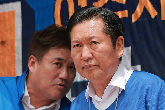 정청래 더불어민주당 대표가 경기 여주시 가남파출소 앞 사거리에서 박시선 여주시장 후보와 대화하고 있다. 연합뉴스