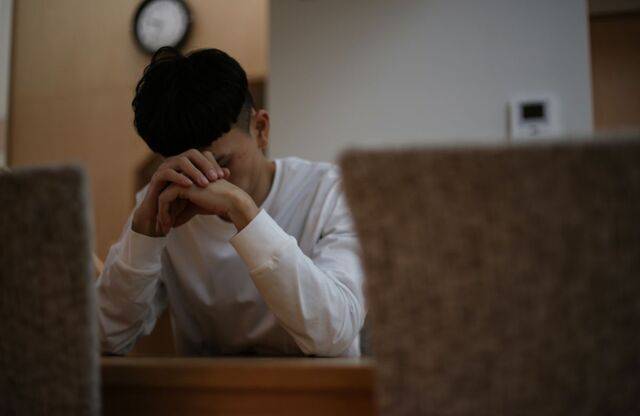 서울 도심의 자체 건물이 있는 교회조차 높은 고정비용으로 목사 사례비를 제때 지급하지 못하는 사례가 적지 않다. 사진은 한 남성이 고민하면서 두 손을 모으고 기도하는 모습. 게티이미지뱅크