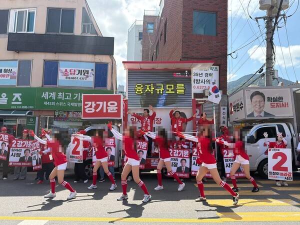 ▲국민의힘 강기윤 창원시장 후보 캠프의 선거유세엔 치어리더 복장을 한 여성 선거운동원들이 동원한 모습이 포착됐다. 사진=강기윤 후보 페이스북 갈무리