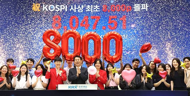 코스피가 종가 기준으로 사상 처음 8000선을 넘어선 26일 서울 여의도 한국거래소에서 직원들이 환호하고 있다. 이날 코스피는 8047.51에 장을 마쳤다. 이승환 기자