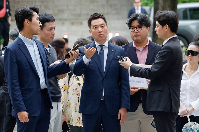 김세의 가로세로연구소(가세연) 대표가 26일 오전 서울 서초구 중앙지방법원에서 성폭력범죄의 처벌 등에 관한 특례법 위반(카메라 등 이용 촬영·반포 등) 및 명예훼손 등 혐의와 관련, 구속 전 피의자 심문(영장실질심사)에 출석하며 취재진 질의에 답하고 있다. 김 대표는 유튜브 방송과 기자회견 등을 통해 배우 고(故) 김새론이 미성년자인 15세 때부터 약 6년간 김수현과 교제했다는 취지의 주장과 녹취록 등을 반복적으로 유포한 혐의를 받는다. /사진=뉴스1