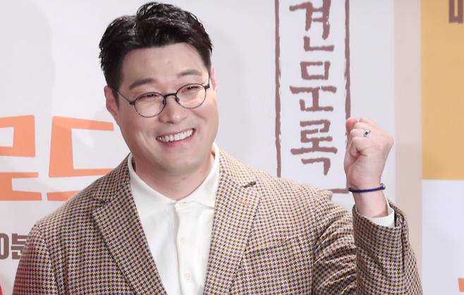 한 유명 셰프가 지인에게 10억 원대 금융사기 피해를 입히고, 지인이 운영 중인 농장까지 탈취하려 한다는 폭로글이 확산되고 있는 가운데, 오세득 셰프가 "허위 주장"이라며 강경 대응을 예고했다. 사진은 지난 2019년 서울 영등포구 여의도동 켄싱턴호텔에서 진행된 Olive 예능 '치킨로드' 제작발표회에 참석한 오세득 셰. /사진=머니투데이
