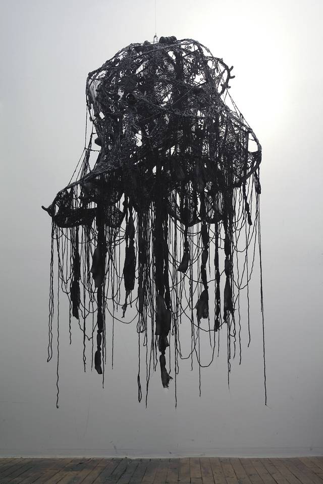 알루미늄과 광목실을 사용한 ‘검은중력’(2010)은 털뭉치를 연상케 한다. 작가는 인간의 몸에서 떨어져 나온 것들을 통해 중력을 이야기한다.