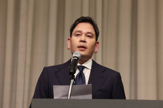 정용진 신세계그룹 회장이 26일 오전 서울 강남구 조선팰리스에서 열린 기자회견에서 스타벅스 ‘탱크데이’ 논란 관련 대국민 사과를 하고 있다. 2026.5.26 뉴스1