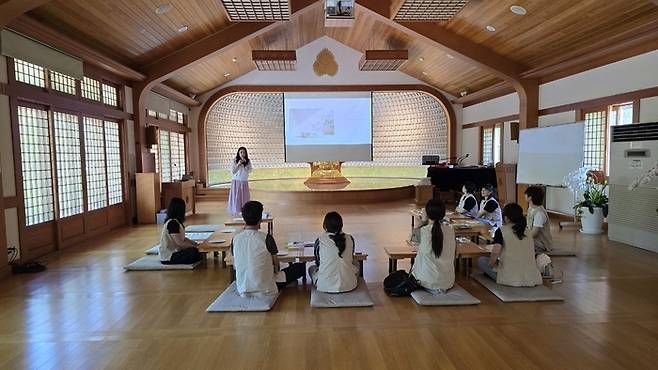 길상사에서 ‘마음이 쉬어가는 자리’ 템플스테이가 진행되고 있다. 남소정 기자