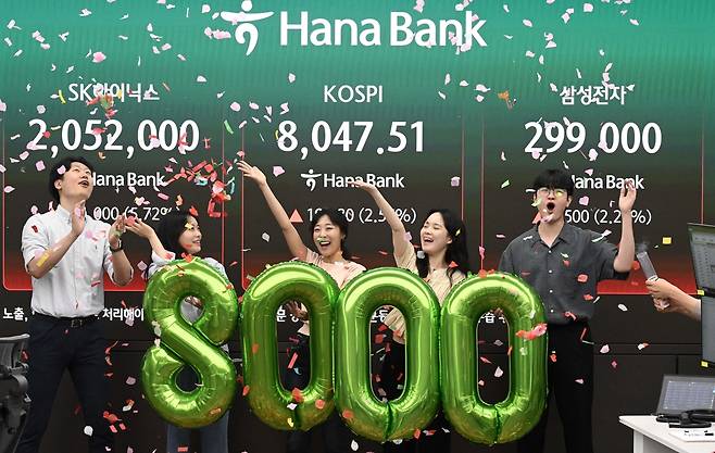 코스피가 종가 기준으로 처음 8000선을 기록한 26일 서울 중구 하나은행 본점 딜링룸에서 직원들이 축하 세리머니를 하고 있다. 이날 코스피는 전장 대비 199.80포인트(2.55%) 오른 8047.51로 장을 마쳤다. 조태형 기자