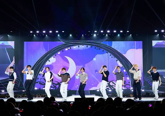 세븐틴은 지난 23~24일 교세라 돔 오사카에서 ‘SEVENTEEN 2026 JAPAN FAN MEETING ‘YAKUSOKU’’를 열고 이틀간 8만여 관객과 만났다. 앞서 13~14일 도쿄 돔 팬미팅에는 약 10만 명이 다녀갔다. 사진 제공=플레디스 엔터테인먼트(하이브)