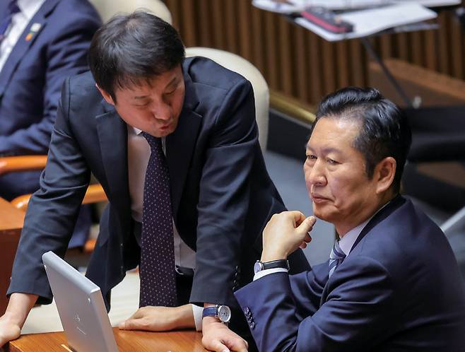더불어민주당 정청래 대표(오른쪽)와 한병도 원내대표가 2월25일 국회 본회의 도중 심각한 표정으로 대화하고 있다. 이날 민주당은 '법왜곡죄' 개정안을 처리하려 했지만 강경파는 수정안 상정에 강하게 반발했다. ⓒ연합뉴스