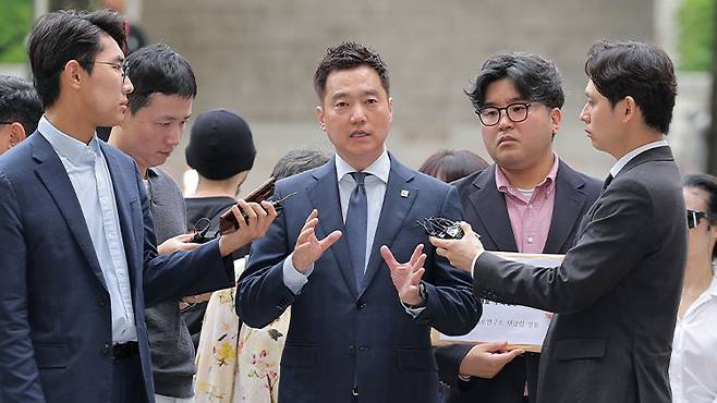 고(故) 김새론의 사망 원인이 배우 김수현의 채무 압박 때문이라는 등 허위 사실을 유포한 혐의를 받는 김세의 가로세로연구소 대표가 26일 서초구 서울중앙지방법원에서 열린 구속 전 피의자 심문(영장실질심사)에 출석하고 있다. ⓒ연합뉴스
