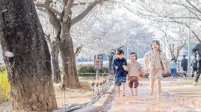 구미 지산샛강생태공원 맨발길에서 어린이들이 즐겁게 산책하고 있다. ⓒ구미시 제공