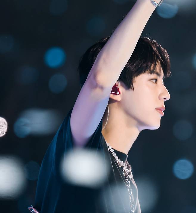 방탄소년단 진, 라스베이거스 사로잡은 '완벽 라이브'→'환상 비주얼'..엘모 티셔츠'도 초고속 품절