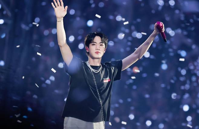 방탄소년단 진, 라스베이거스 사로잡은 '완벽 라이브'→'환상 비주얼'..엘모 티셔츠'도 초고속 품절