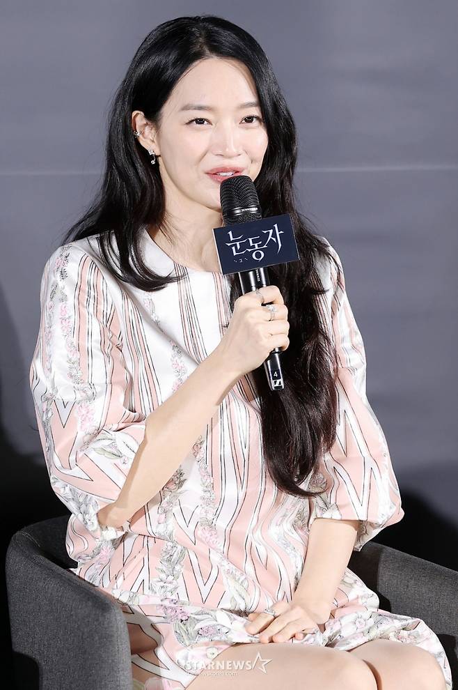 배우 신민아가 26일 서울 용산구 CGV아이파크몰에서 진행된 영화 '눈동자' 제작보고회에 참석해 질의응답을 하고 있다. /2026.05.26 /사진=김휘선 hwijpg@