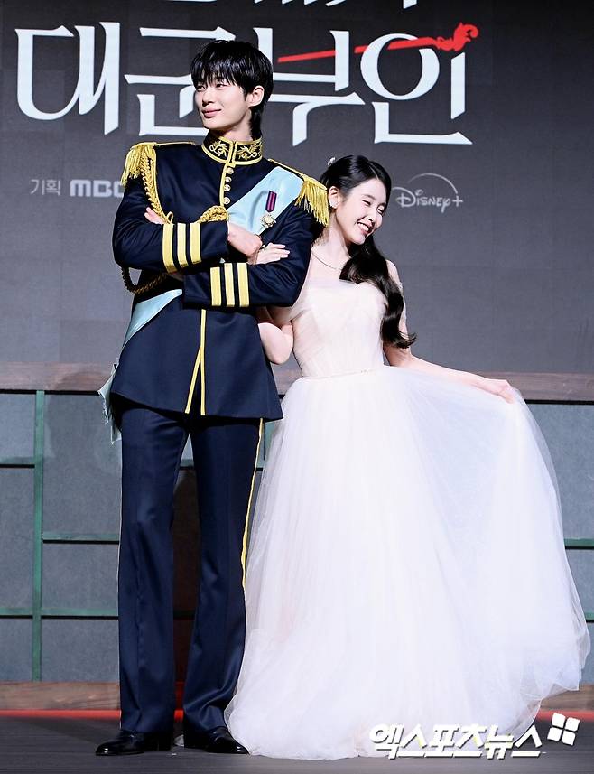 '21세기 대군부인' 배우 아이유, 변우석.