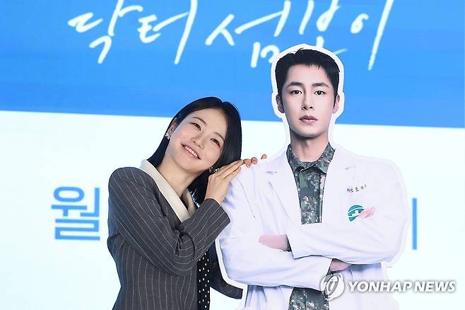 신예은과 이재욱 등신대 (서울=연합뉴스) 강민지 기자 = 배우 신예은이 26일 서울 구로구 더세인트에서 열린 ENA 드라마 '닥터 섬보이' 제작발표회에서 군복무 중인 이재욱의 등신대와 포즈를 취하고 있다. 2026.5.26 mjkang@yna.co.kr