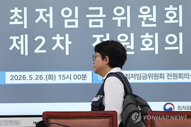 최저임금위 복귀한 민주노총 (세종=연합뉴스) 김주성 기자 = 최저임금위원회 근로자위원인 민주노총 이미선 부위원장이 26일 정부세종청사 최저임금위에서 열린 2차 전원회의에 참석하고 있다.
이 위원은 4월 열렸던 첫 회의에서 공익위원인 권순원 숙명여대 교수가 위원장으로 선출된 것에 반발해 회의 도중 퇴장하며 권 위원장의 사퇴를 요구했었다. 2026.5.26 utzza@yna.co.kr