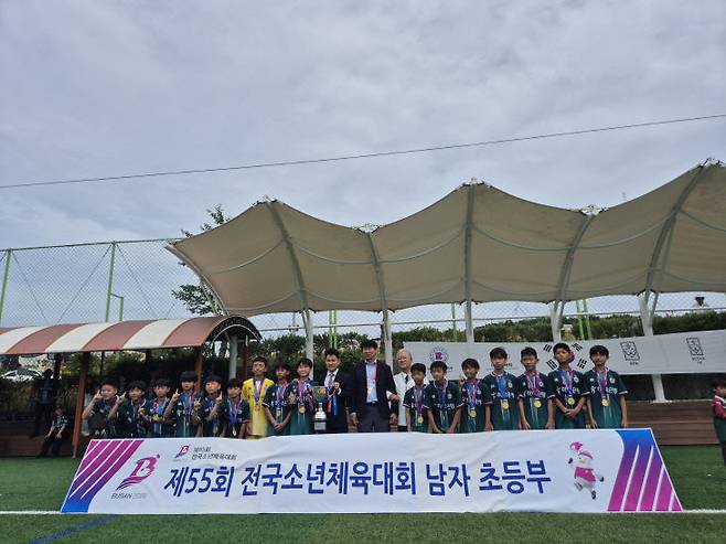 대전하나시티즌 U12팀이 26일 전국소년체전에서 우승한 뒤 기념촬영을 하고 있다.(사진=대전시축구협회 제공)