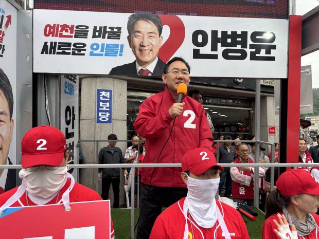주호영 국회부의장이 27일 예천읍 상설시장 인근 국민의힘 합동유세 현장에서 안병윤 국민의힘 예천군수 후보 지지를 호소하고 있다. 유상현 기자.