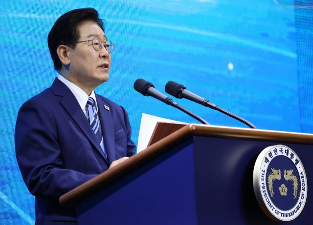 이재명 대통령이 27일 부산 영도구에서 열린 제31회 바다의 날 기념식에서 기념사를 하고 있다. 연합뉴스