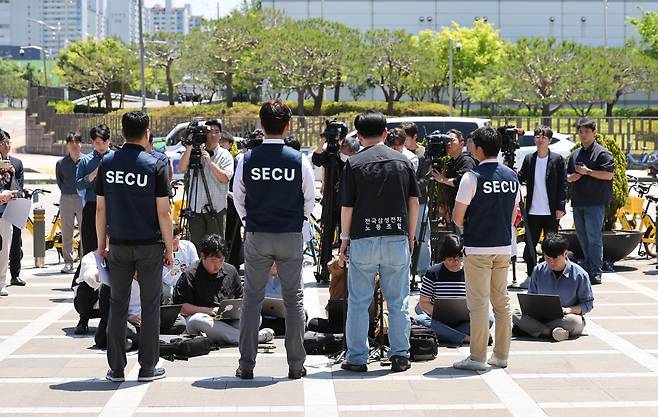 삼성전자 노사 임금협상 잠정합의안 찬반 투표가 시작되는 22일 오후 경기 수원시 삼성전자 정문 앞에서 디바이스경험(DX) 부문 직원들이 주축이 된 삼성전자 노동조합 동행(동행노조) 집행부가 잠정합의안 및 찬반투표 참여 범위에 대한 입장을 밝히고 있다.(연합뉴스)