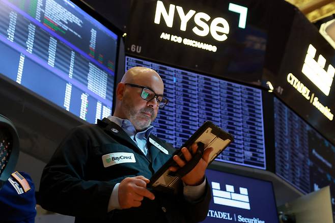 미국 뉴욕증권거래소(NYSE)에서 26일(현지시간) 한 트레이더가 근무하고 있다. (뉴욕/로이터연합뉴스)