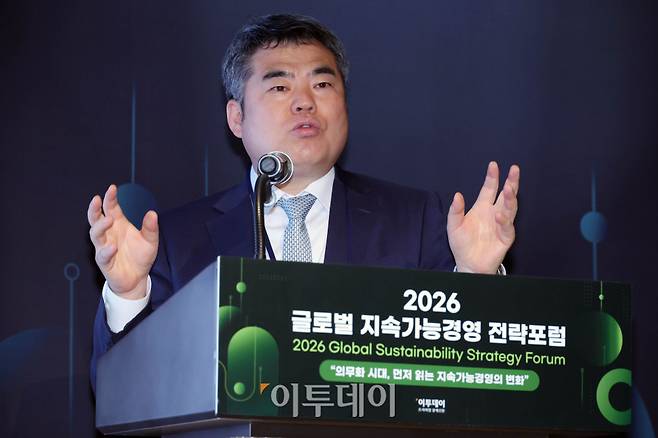 김동수 김앤장 ESG경영연구소장이 27일 서울 강남구 웨스틴 서울 파르나스 호텔에서 열린 ‘2026 글로벌 지속가능경영전략포럼’에서 글로벌 보고·검인증 동향 및 시사점을 주제로 발표하고 있다. 글로벌 지속가능경영전략포럼은 ‘자연-금융-공시-검증’으로 이어지는 지속가능성 전환의 흐름을 한 자리에서 점검하고, 기업과 금융권의 실행 전략을 구체화하는 자리다. 고이란 기자 photoean@