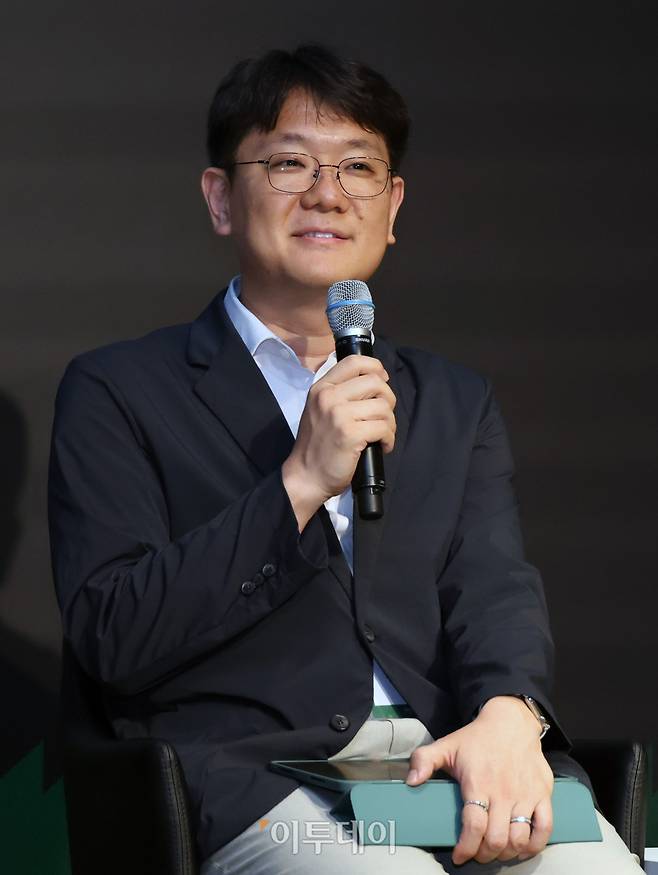 27일 서울 강남구 웨스틴 서울 파르나스 호텔에서 열린 ‘2026 글로벌 지속가능경영전략포럼’에서 유창우 LG CNS 총괄이 지속가능성 공시기준 도입에 따른 보고 품질과 검증 체계를 주제로 패널토론을 하고 있다. 글로벌 지속가능경영전략포럼은 ‘자연-금융-공시-검증’으로 이어지는 지속가능성 전환의 흐름을 한 자리에서 점검하고, 기업과 금융권의 실행 전략을 구체화하는 자리다. 고이란 기자 photoean@