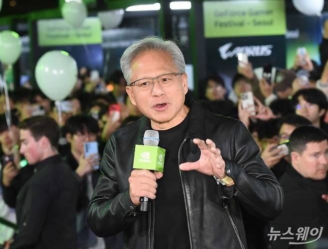 젠슨 황 엔비디아 최고경영자가 지난해 10월 30일 오후 서울 강남구 코엑스광장에서 열린 '엔비디아 지포스 게이머 페스티벌' 주요 파트너 회사 부스에서 참관객들과 대화를 하고 있다. 사진=강민석 기자 kms@newsway.co.kr