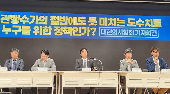 왼쪽부터 신경외과의사회 최순규 회장, 마취통증의학과의사회 장용호 수석부회장, 이태연 의협 보험부회장, 재활의학과의사회 김인종 수석부회장, 정형외과의사회 김완호 회장