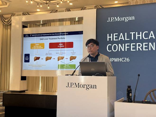 이슬기 디앤디파마텍 대표가 올 1월 미국 샌프란시스코에서 열린 JP모건 헬스케어 컨퍼런스에서 'DD01'을 소개하고 있다.(사진=이데일리 DB)