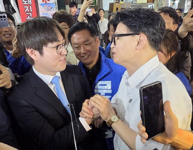 6·3 지방선거와 함께 치러지는 부산 북갑 보궐선거에 출마하는 하정우 전 청와대 AI 수석과 한동훈 전 국민의힘 대표가 지난달 29일 오후 부산 북구 구포시장에서 유세를 펼치던 중 만나 인사하고 있다 (사진=연합뉴스)