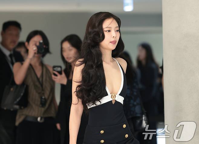 블랙핑크 제니가 26일 서울 영등포구 서울 퐁비두센터에서 열린 샤넬 2026 공방 컬렉션 서울 쇼에 참석하고 있다. ⓒ 뉴스1 권현진 기자