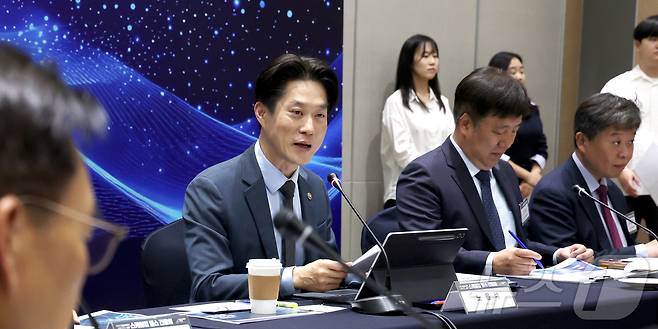 노용석 중소벤처기업부 1차관이 23일 세종시 정부세종컨벤션센터에서 스케일업 팁스( 민간 운영사가 유망 기업에 선투자하면 정부가 후속 연구개발과 사업화 자금을 연계 지원하는 정책) 정책 간담회에 참석하여 운영사, 지역 기업 관계자들과 정책 방향을 논의하고 있다. 2026.4.23 ⓒ 뉴스1 김기남 기자